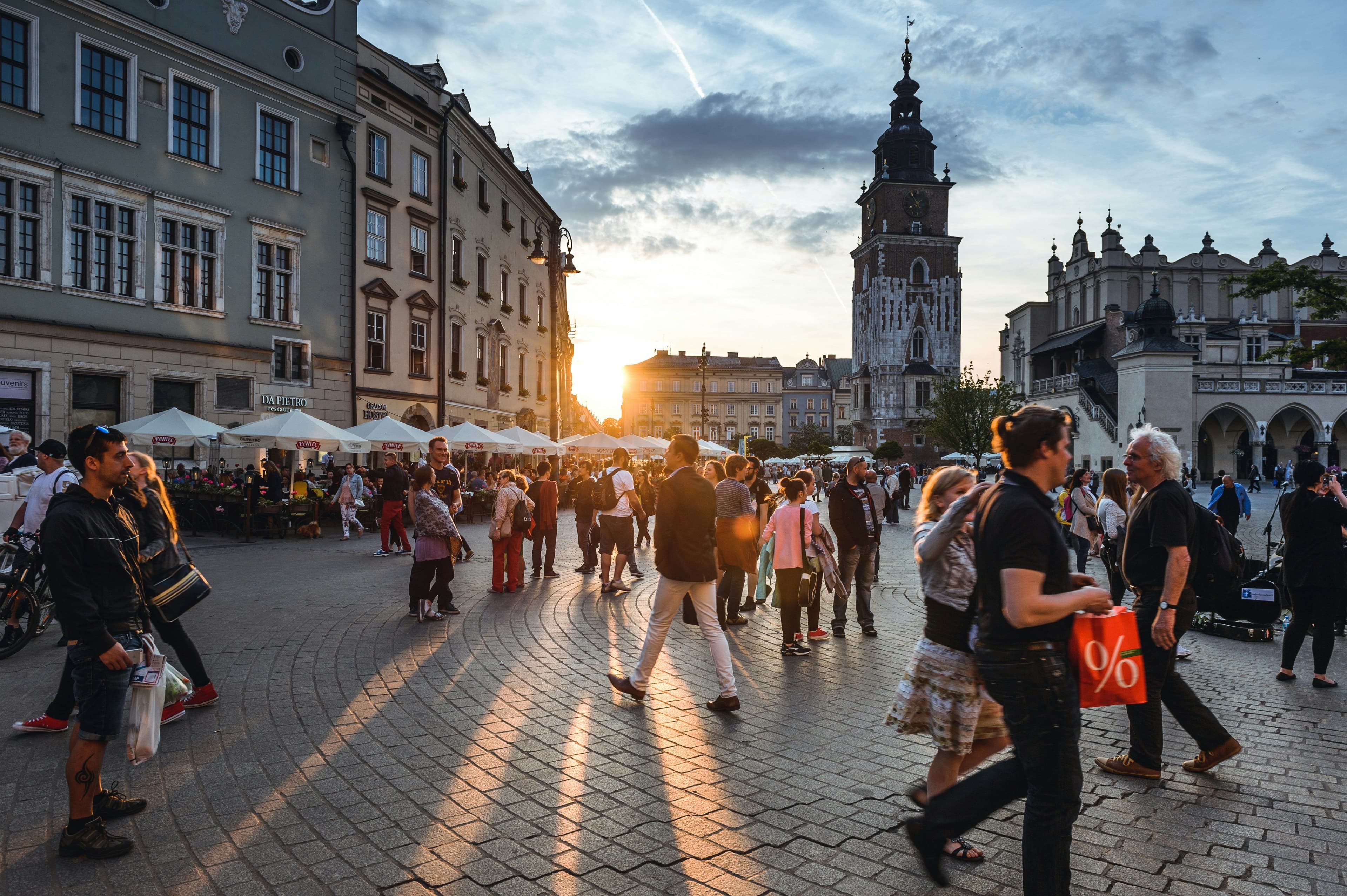 натовп на центральній площі м. Краків